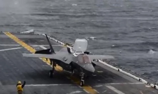 Μαχητικό πέμπτης γενιάς προσνηώθηκε για πρώτη φορά σε ελικοπτεροφόρο – τέρας! (βίντεο)